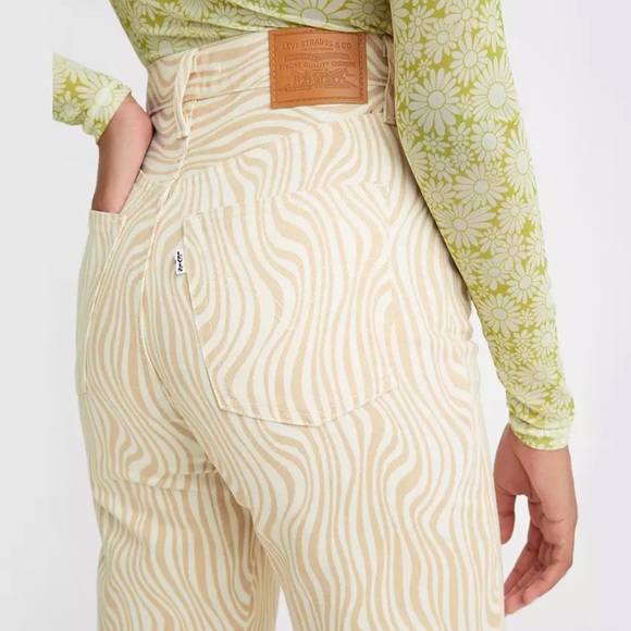 LEVI’S PREMIUM RIBCAGE STRAIGHT ANKLE WAVY LINES JEANS - Picture 2 of 16